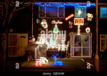 Swansea - UK - 24 novembre 2013 : Une maison mitoyenne dans le district de Sketty Swansea est lourdement décorée pour Noël. Credit : Phil Rees/Alamy Live News Banque D'Images