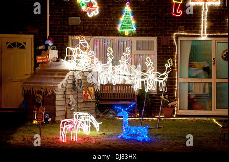 Swansea - UK - 24 novembre 2013 : Une maison mitoyenne dans le district de Sketty Swansea est lourdement décorée pour Noël. Credit : Phil Rees/Alamy Live News Banque D'Images