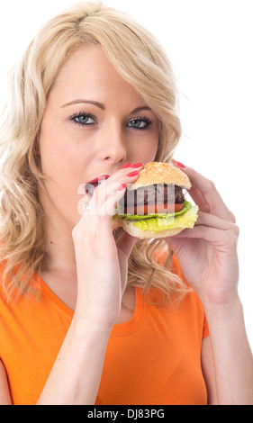 Confident Happy Young Woman Eating Positive UN Bœuf dans un petit pain pain à la Tomate et garnir de laitue isolé sur fond blanc Banque D'Images