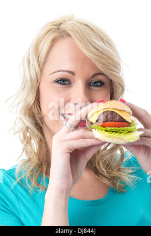 Confident Happy Young Woman Eating Positive un Cheeseburger de boeuf dans un petit pain pain à la Tomate et garnir de laitue isolé sur fond blanc Banque D'Images