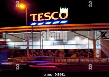 Swansea - UK - 24 novembre 2013 : Tesco store sur Oystermouth Road à Swansea avec chapeau de Noël sur le dessus de l'allumé store se connecter. Banque D'Images