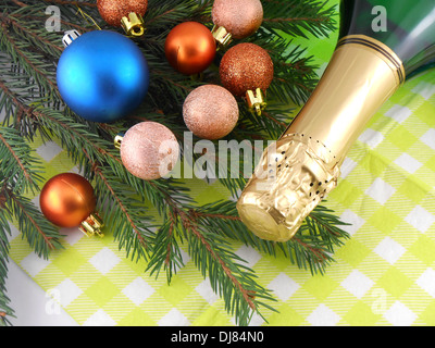 Bouteille de champagne et de boules de Noël, Joyeux Noël et Bonne Année Banque D'Images