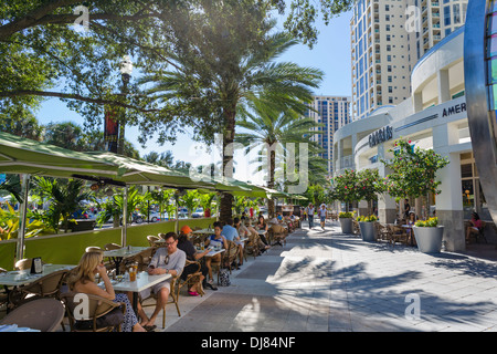 La Brasserie Américaine Cassis au coin de Beach Drive NW et 2e Avenue au centre-ville de St Petersburg, Florida, USA Banque D'Images