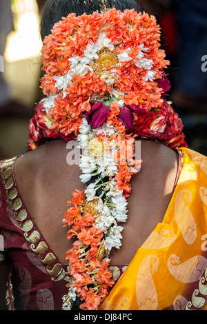 Fleurs dans les cheveux d'une bride de l'Inde rurale. L'Andhra Pradesh, Inde Banque D'Images