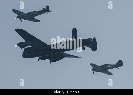 Bombardier Lancaster, Spitfire et de voler sur la jetée de Bournemouth - Bournemouth Airshow, Angleterre. Banque D'Images