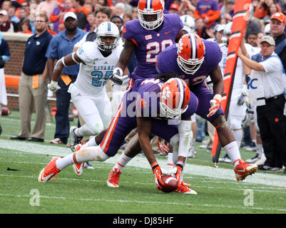 Clemson (Caroline du Sud, USA. 24 nov., 2013. 23 novembre 2013 : Le Clemson Tiger's Quandon Christian # 34 ramasse un fumble Bulldog Citadelle. Credit : csm/Alamy Live News Banque D'Images