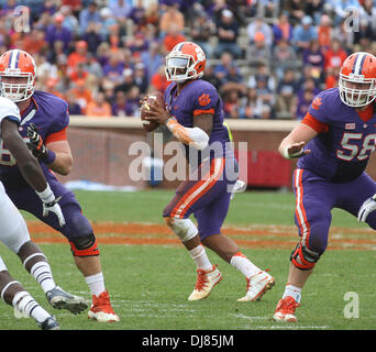 Clemson (Caroline du Sud, USA. 24 nov., 2013. 23 novembre 2013 : Tajh Boyd # 10 de la Clemson Tigers revient à passer au cours de la dernière partie de sa carrière. Credit : csm/Alamy Live News Banque D'Images