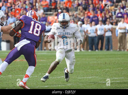 Clemson (Caroline du Sud, USA. 24 nov., 2013. 23 novembre 2013 : La Citadelle QB Ben Dupree # 2 décide de garder la balle. Credit : csm/Alamy Live News Banque D'Images