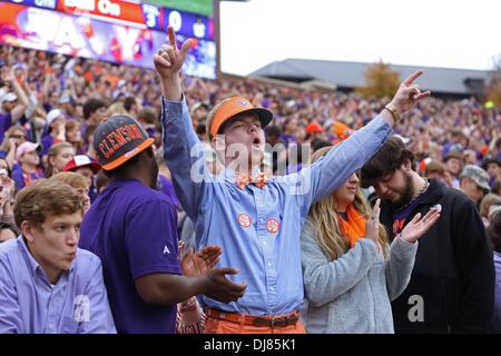 Clemson (Caroline du Sud, USA. 24 nov., 2013. 23 novembre 2013 : Un Clemson Tigers fan célèbre un touchdown contre les Bulldogs de la Citadelle. Credit : csm/Alamy Live News Banque D'Images