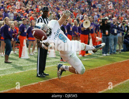 Clemson (Caroline du Sud, USA. 24 nov., 2013. 23 novembre 2013 : Le ballon navigue juste passer les bras de la citadelle des Bulldogs Dalton Trevino # 8. Credit : csm/Alamy Live News Banque D'Images