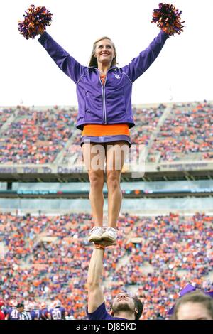 Clemson (Caroline du Sud, USA. 24 nov., 2013. 23 novembre 2013 : Une cheerleader Clemson exécute pendant une temporisation. Credit : csm/Alamy Live News Banque D'Images