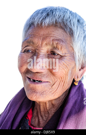 Portrait vertical des Bhoutanais vieille dame en robe de prière isolated on white with copy space Banque D'Images