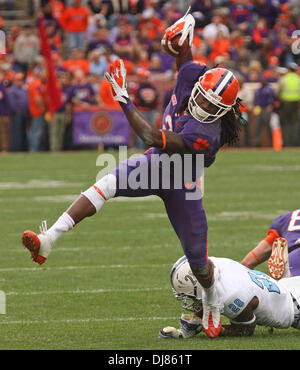 Clemson (Caroline du Sud, USA. 24 nov., 2013. SAMMY WATKINS, de la Clemson Tigers, glisse hors de la portée des Bulldogs Citadelle defender JULIAN BAXTER au Memorial Stadium. Credit : csm/Alamy Live News Banque D'Images