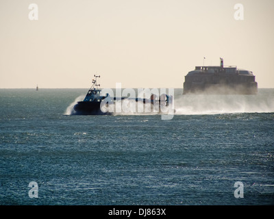 L'île de Wight à Portsmouth traversée d'aéroglisseurs Le Solent avec Spitbank fort à l'arrière-plan Banque D'Images