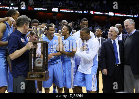 Uncasville, Connecticut, USA. 24 nov., 2013. 24 novembre 2013 : North Carolina Tar Heels joueurs célébrer après avoir remporté le support du 2013 Naismith Basketball Hall of Fame Tip-Off tournoi au Mohegan Sun Arena. Caroline du Nord a battu Louisville 93-84. Anthony Nesmith/CSM/Alamy Live News Banque D'Images