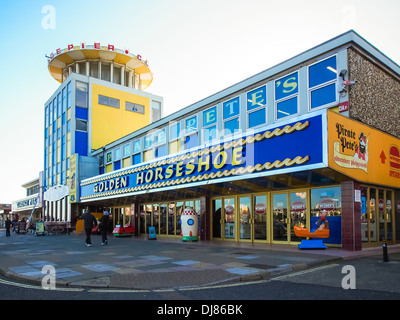 Clarence Pier à Southsea, Portsmouth avec le Golden Horseshoe amusements. Banque D'Images