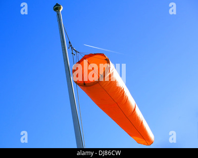 Une orange windsock against a blue sky Banque D'Images