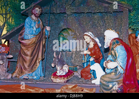 Crèche de Noël la naissance de Jésus dans un vieux cottage à proximité Bethléem avec Joseph, Marie et trois shepherd Banque D'Images