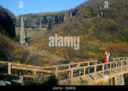 Les gens à la cascade de Svartifoss en automne, près du parc national de Skaftafell, Vatnajokull, Islande. Pas de monsieur Banque D'Images