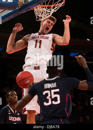 New York, New York, USA. 25Th Nov, 2013. Le 21 novembre, 2013 - New York, New York, États-Unis - l'avant de la Colombie-Britannique s'Magarity (11) dunks dans le premier semestre au cours du 2K Sports Classic demi-finale au bénéfice de l'Wounded Warrior Project au Madison Square Garden de New York. Credit : csm/Alamy Live News Banque D'Images