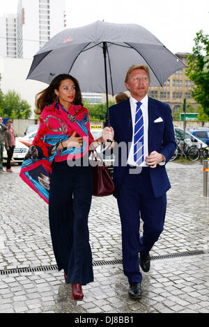 Boris Becker et sa femme Lilly Becker aka Lilly Kerssenberg en arrivant à la célébration du 60e anniversaire du tabloïd allemand BILD. Berlin, Allemagne - 20.06.2012 Banque D'Images