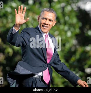 Washington, DC, USA. 24 nov., 2013. Le président des États-Unis Barack Obama waves aux photographes qu'il quitte la Maison Blanche à Washington, DC, USA, 24 novembre 2013. Le Président se rendra à Seattle, San Francisco et Los Angeles avant de revenir mardi soir. Credit : Ron Sachs / Piscine via CNP/dpa/Alamy Live News Banque D'Images