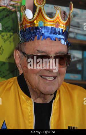 Hollywood, Californie, USA. 24 nov., 2013. J15644CHW.George Barris 'Roi des Kustomizers' 88e anniversaire .Barris Kustom Shop, North Hollywood, CA.11/24/2013.GEORGE BARRIS .©Clinton H. Wallace/Photomundo/ Crédit Photos inc : Clinton Wallace/Globe Photos/ZUMAPRESS.com/Alamy Live News Banque D'Images