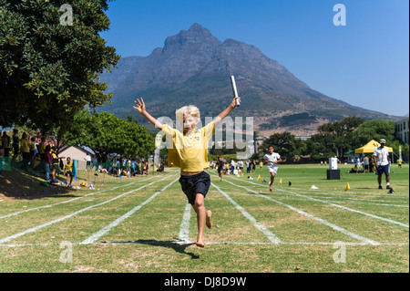 Vainqueur de la course de relais franchit la ligne d'arrivée, l'école St Georges, Cape Town, Afrique du Sud Banque D'Images