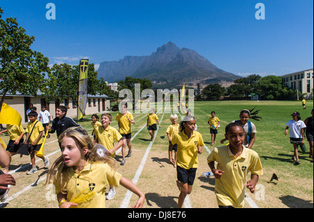 Les étudiants célèbrent la journée d'un terrain de sport, l'école St Georges, Cape Town, Afrique du Sud Banque D'Images