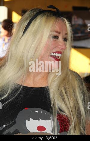 Hollywood, Californie, USA. 24 nov., 2013. J15644CHW.George Barris 'Roi des Kustomizers' 88e anniversaire .Barris Kustom Shop, North Hollywood, CA.11/24/2013.MAMIE VAN DOREN .©Clinton H. Wallace/Photomundo/ Crédit Photos inc : Clinton Wallace/Globe Photos/ZUMAPRESS.com/Alamy Live News Banque D'Images