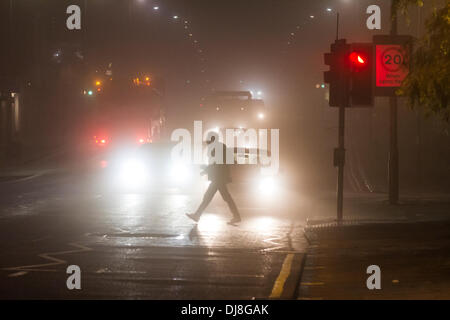 Charing Cross, Glasgow, Ecosse, Royaume-Uni. 25Th Nov, 2013. Du brouillard givrant cause voyage difficile pour les cyclistes et automobilistes. Paul Stewart / Alamy News Banque D'Images