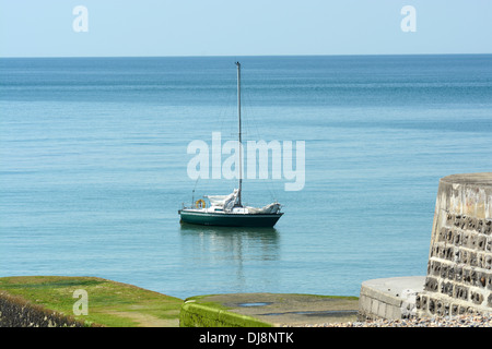 Yacht amarré en mer au large de Brighton Marina et plage. East Sussex. L'Angleterre Banque D'Images