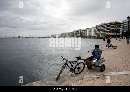 Au pêcheur le front de mer, à Thessalonique, Grèce du Nord sur Novembre 2013. Banque D'Images