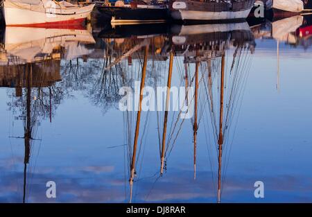 Greifswald, Allemagne. 23 nov., 2013. Vieux voiliers sont prêts pour la saison d'hiver au musée Harbour à Greifswald, Allemagne, 23 novembre 2013. Photo : Jens Buettner/dpa/Alamy Live News Banque D'Images