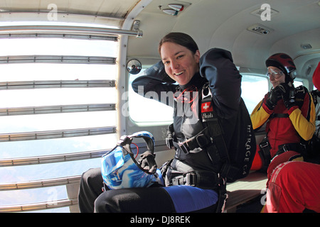 Ces filles se préparent pour un saut en parachute en avion. Ils sont ainsi contrôler leurs vitesses et mettre leurs casques sur . Banque D'Images