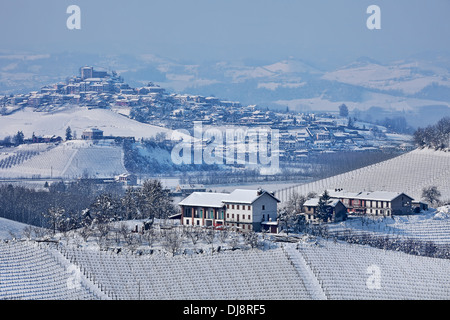 Les petites villes et les vignes sur les collines couvertes de neige en Piémont, Italie du Nord. Banque D'Images