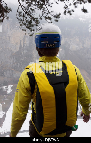 Cavalier de base se prépare pour base jump. Ainsi sa est à la recherche en zone de montagne et se préparer pour son saut. Banque D'Images