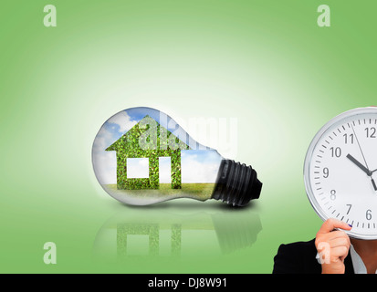 Man in suit holding a clock Banque D'Images