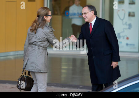 Pozuelo de Alarcon (Espagne). 22 nov., 2013. Pozuelo de Alarcon (Espagne). 22 nov., 2013. La princesse Elena d'Espagne visite le Roi Juan Carlos d'Espagne à l'Hôpital Universitaire de Quiron le 22 novembre 2013 à Pozuelo de Alarcon, Espagne. Le roi d'Espagne a subi une opération pour obtenir une prothèse définitive sur sa hanche gauche. L'opération est la neuvième du Roi en trois ans. © dpa/Alamy Live News © AFP PHOTO alliance/Alamy Live News Banque D'Images