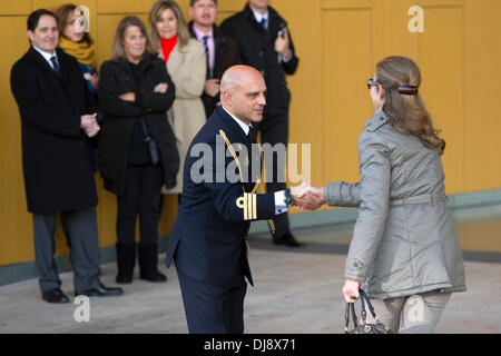 Pozuelo de Alarcon (Espagne). 22 nov., 2013. Pozuelo de Alarcon (Espagne). 22 nov., 2013. La princesse Elena d'Espagne visite le Roi Juan Carlos d'Espagne à l'Hôpital Universitaire de Quiron le 22 novembre 2013 à Pozuelo de Alarcon, Espagne. Le roi d'Espagne a subi une opération pour obtenir une prothèse définitive sur sa hanche gauche. L'opération est la neuvième du Roi en trois ans. © dpa/Alamy Live News © AFP PHOTO alliance/Alamy Live News Banque D'Images