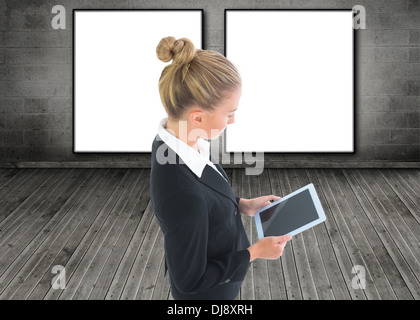 Blond businesswoman holding tablet Banque D'Images