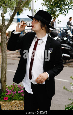 Pete Doherty, de boire un verre de vin dans l'Vegaluna place après avoir laissé son photocall au 65e Festival de Cannes. Cannes, France - 20.05.12 Banque D'Images