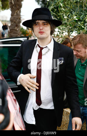 Pete Doherty dans Vegaluna place après avoir quitté son photocall au 65e Festival de Cannes. Où : Cannes, France Quand : 20 mai 2012 Banque D'Images