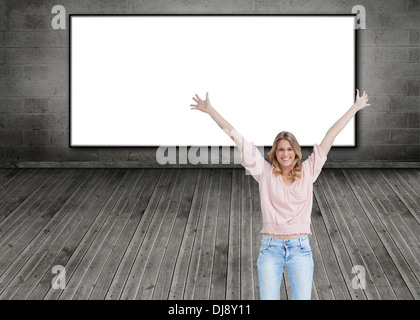 Smiling woman with her arms raised up Banque D'Images