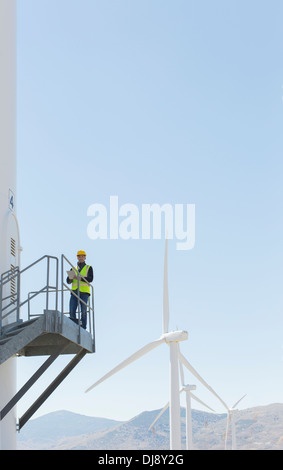 Worker wind turbine in rural landscape Banque D'Images