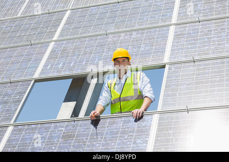 Panneau solaire à l'examen du travailleur rural landscape Banque D'Images Panneau solaire à l'examen du travailleur rural landscape Banque D'Images