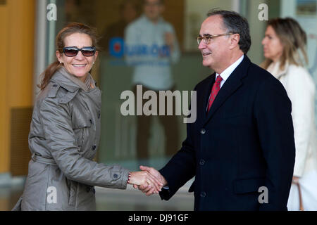 Pozuelo de Alarcon (Espagne). 22 nov., 2013. Pozuelo de Alarcon (Espagne). 22 nov., 2013. La princesse Elena d'Espagne visite le Roi Juan Carlos d'Espagne à l'Hôpital Universitaire de Quiron le 22 novembre 2013 à Pozuelo de Alarcon, Espagne. Le roi d'Espagne a subi une opération pour obtenir une prothèse définitive sur sa hanche gauche. L'opération est la neuvième du Roi en trois ans. © dpa/Alamy Live News © AFP PHOTO alliance/Alamy Live News Banque D'Images