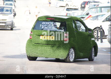 Smart car avec de l'herbe artificielle couvrir dans les rues de Port Andratx, Majorque, Espagne - 08.06.2012 Banque D'Images