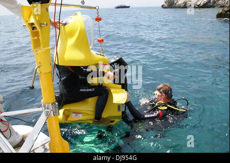 Les tests de plongeurs sous-marin Mini Oneman à Port Andratx. Majorque, Espagne - 10.06.2012 Banque D'Images