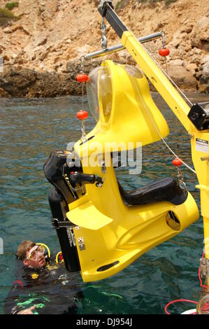 Les tests de plongeurs sous-marin Mini Oneman à Port Andratx. Majorque, Espagne - 10.06.2012 Banque D'Images